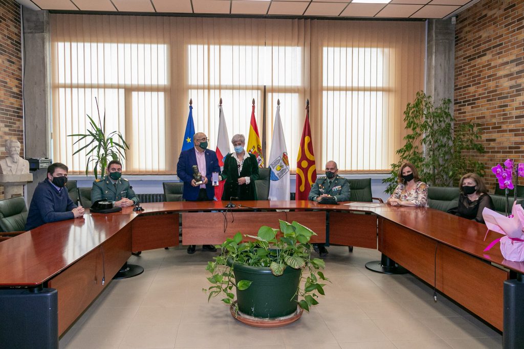 La alcaldesa de Polanco, miembros de la Guardia Civil y familiares acompañan a Eugenio Pesquero que muestra su medalla al medalla al Mérito de Protección Civil durante la recepción en el Ayuntamiento