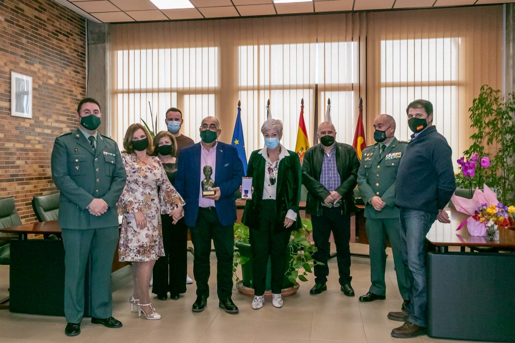 La alcaldesa de Polanco, miembros de la Guardia Civil y familiares acompañan a Eugenio Pesquero que muestra su medalla al medalla al Mérito de Protección Civil durante la recepción en el Ayuntamiento