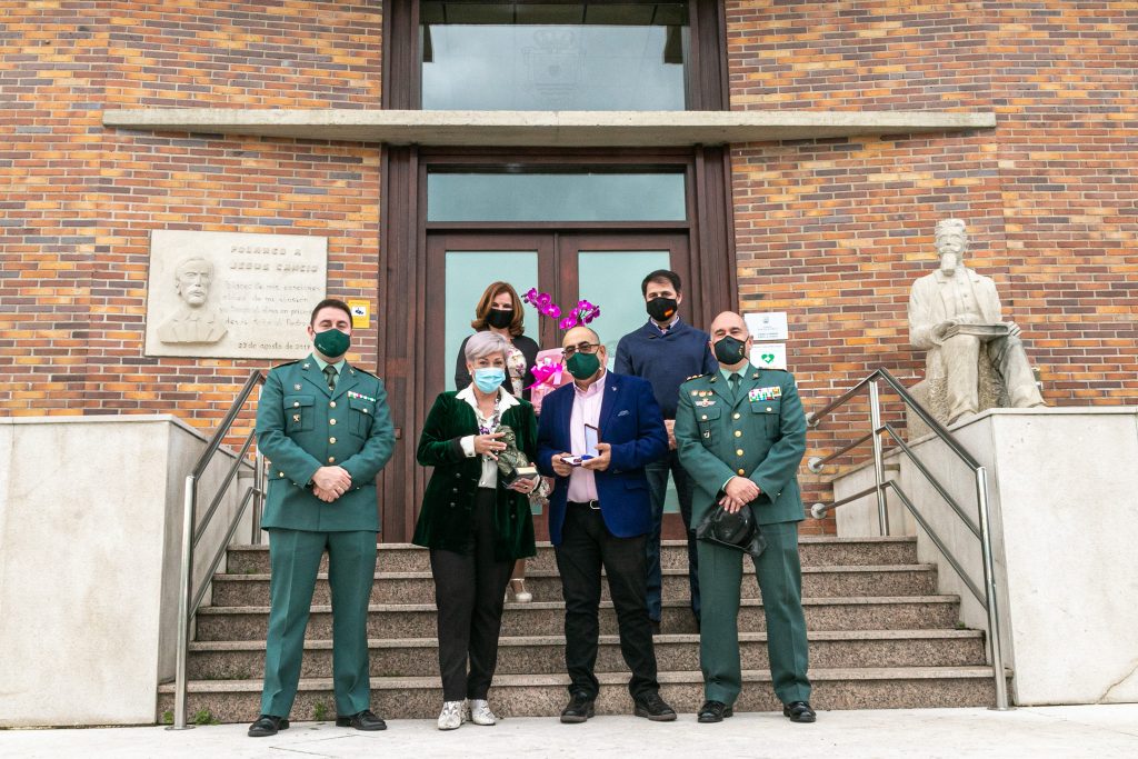 La alcaldesa de Polanco, miembros de la Guardia Civil y familiares acompañan a Eugenio Pesquero que muestra su medalla al medalla al Mérito de Protección Civil durante la recepción en el Ayuntamiento