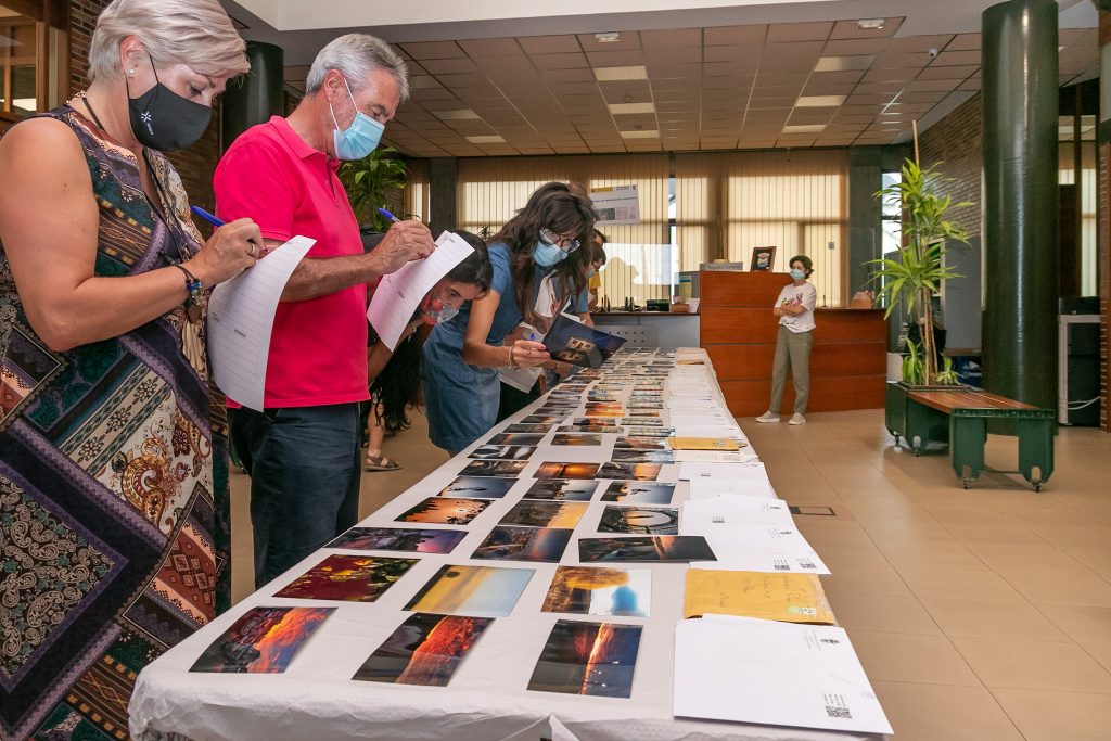 La alcaldesa y los miembros del jurado durante la revisión de las obras presentadas en la pasada edición del concurso