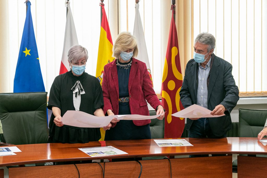 Alcaldesa, consejera y concejales revisan los planos del proyecto del futuro aula de 0 a 2 años