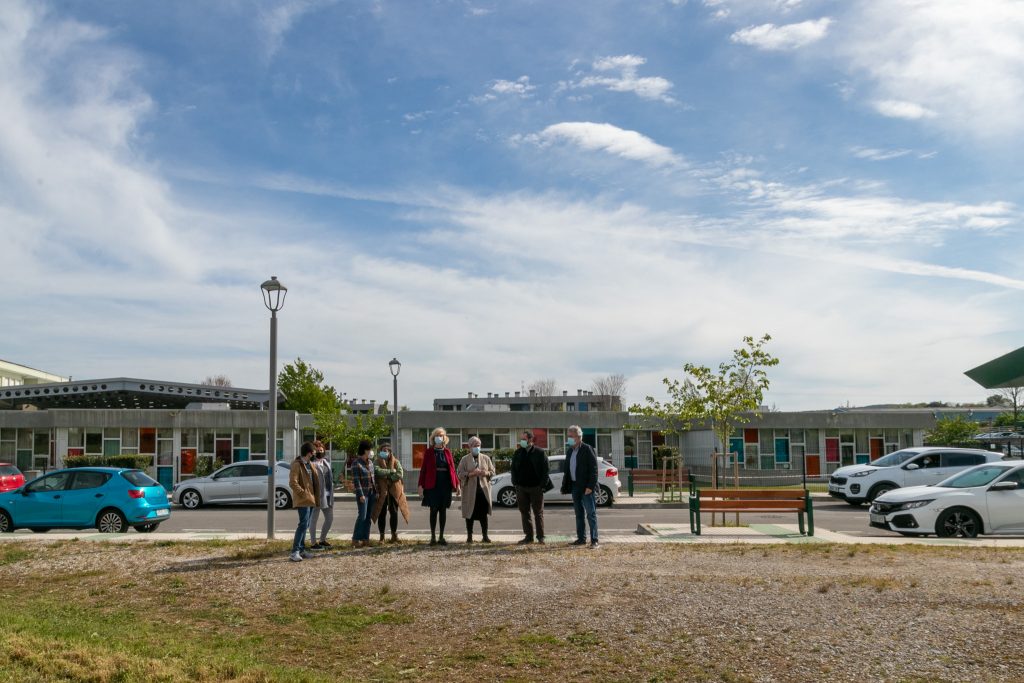 Las autoridades en el solar en el que se ubicaría en centro educativo