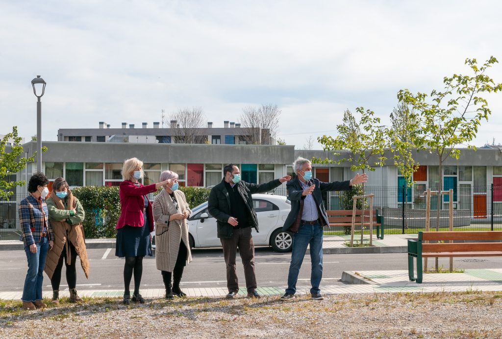 Las autoridades en el solar en el que se ubicaría en centro educativo