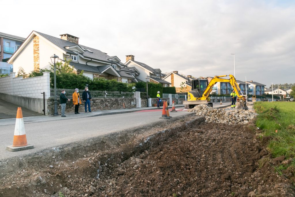 La alcaldesa, Rosa Díaz Fernández, y los concejales de Obras y Barrios, Avelino Rodríguez Muriedas y Fernando Sañudo Pérez, durante la visita a las obras