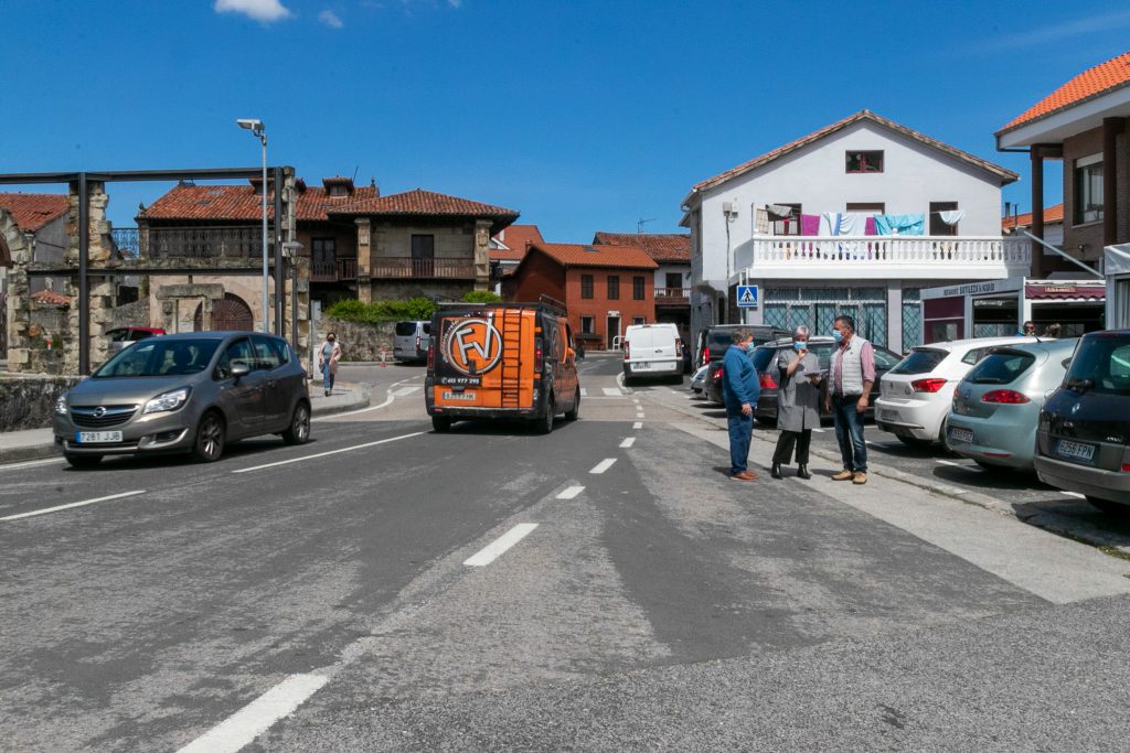 La alcaldesa y el concejal de Barrios explican a un vecino las actuaciones que se llevarán a cabo para mejorar la seguridad vial