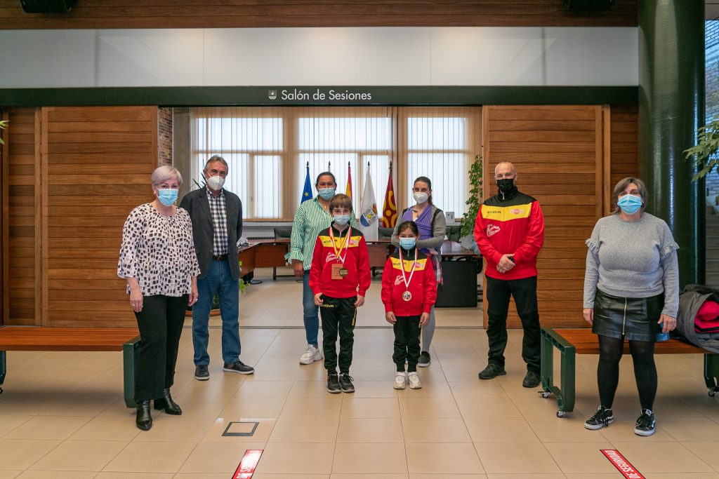 La alcaldesa junto a los concejales de Deportes y Juventud reciben a los jóvenes karatekas y sus familiares