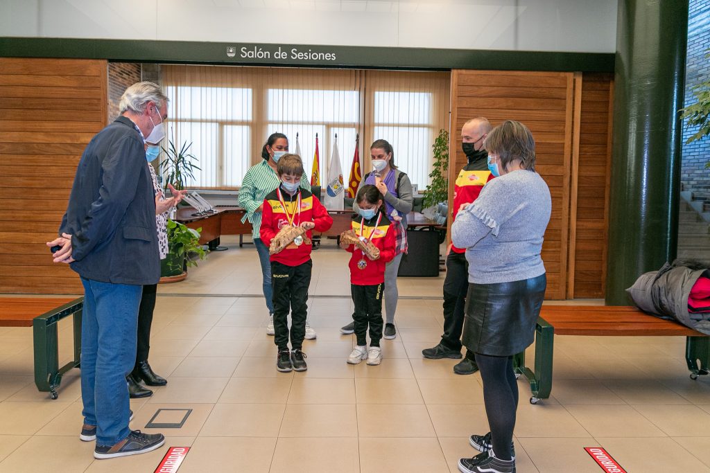 La alcaldesa junto a los concejales de Deportes y Juventud reciben a los jóvenes karatekas y sus familiares