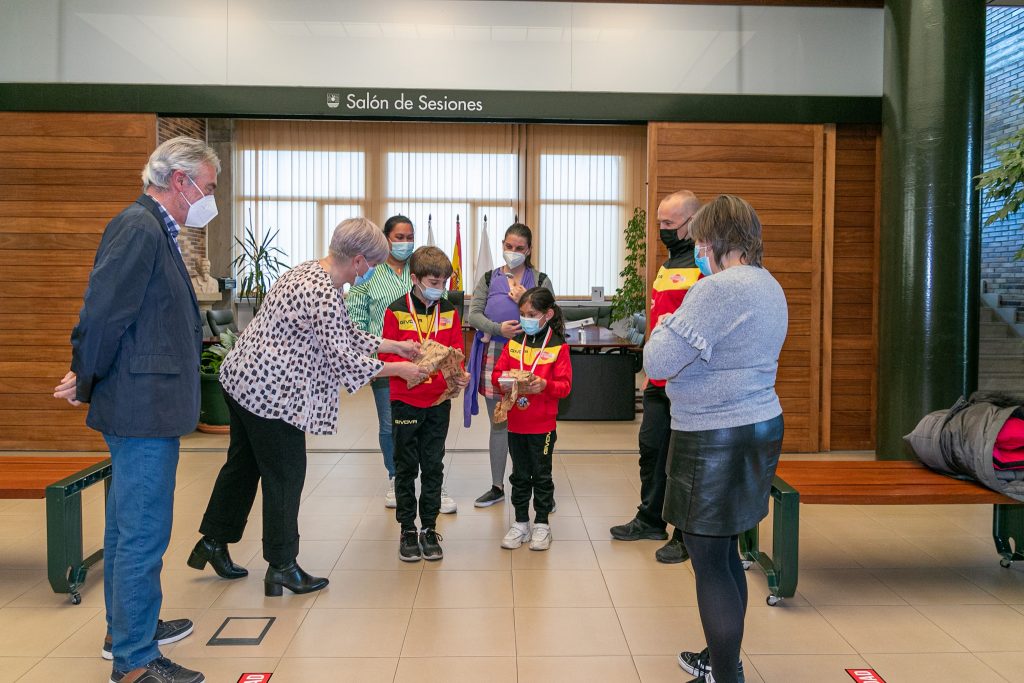 La alcaldesa junto a los concejales de Deportes y Juventud reciben a los jóvenes karatekas y sus familiares