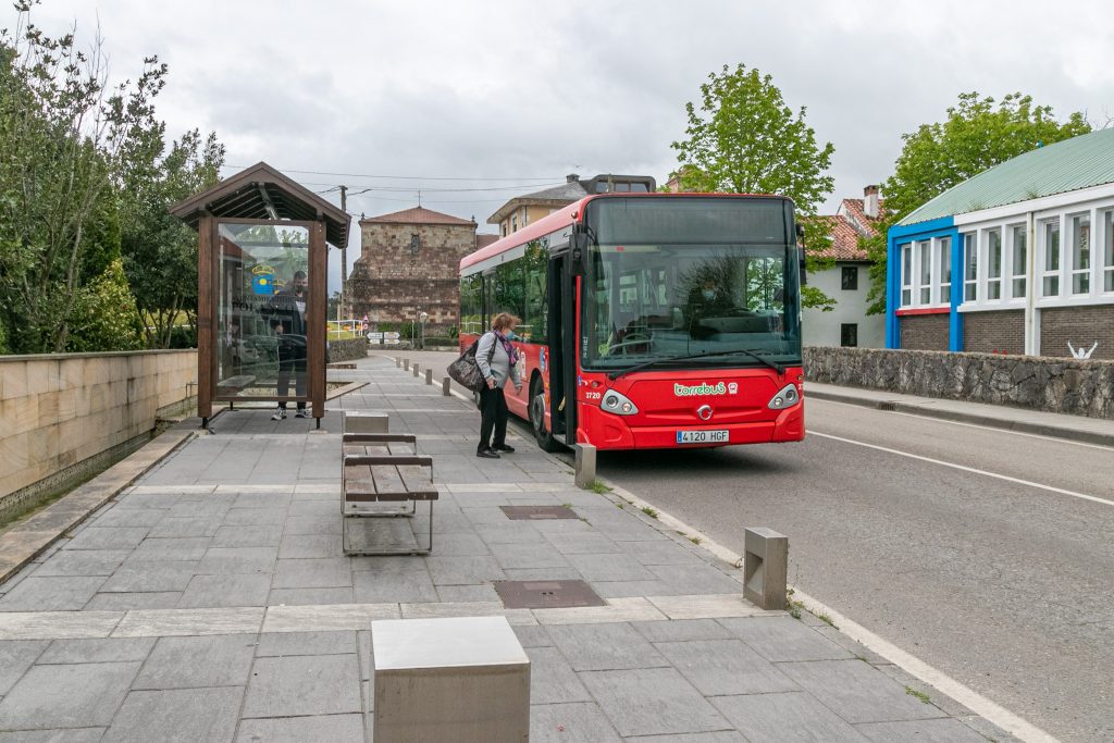 Vehículo del Torrebus que realiza el transporte urbano en Polanco recogiendo viajeros en el centro del municipio