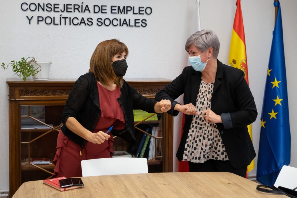 Ana Belén Álvarez y Rosa Díaz se saludan al inicio de la reunión