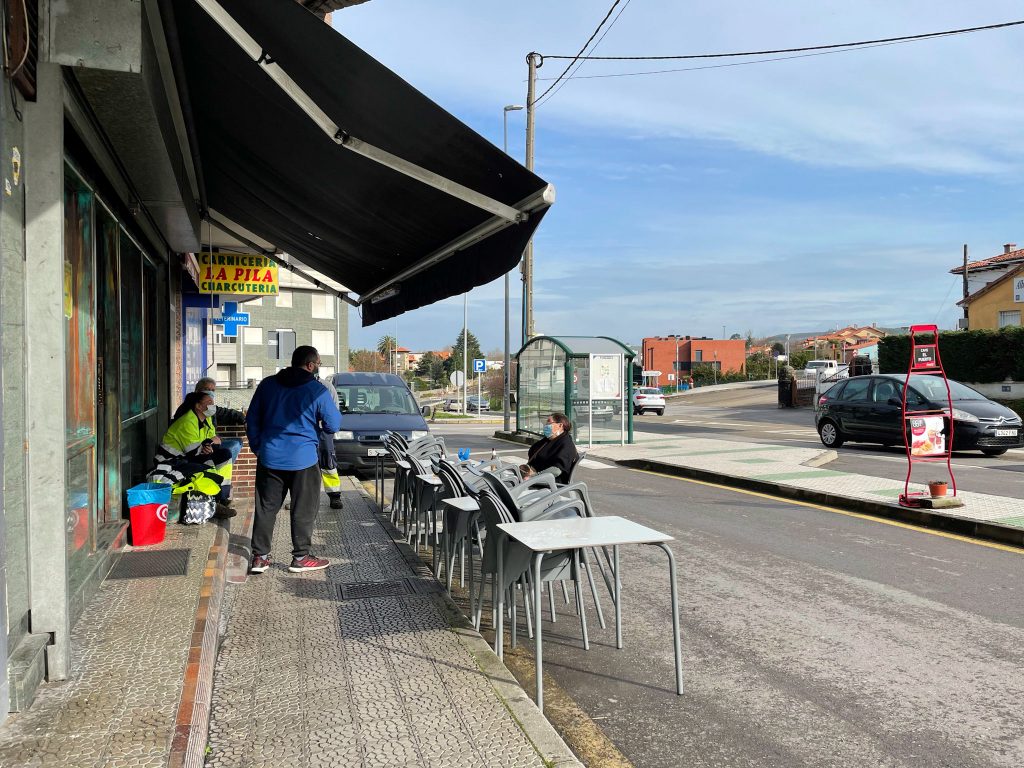 Clientes en la terraza de un bar del municipio