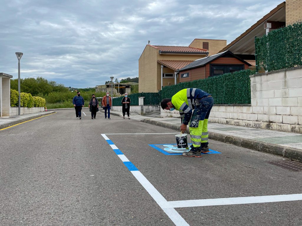 La alcaldesa de Polanco, Rosa Díaz Fernández, junto al edil de Obras, Avelino Rodríguez Muriedas, comprobando la realización de los trabajos