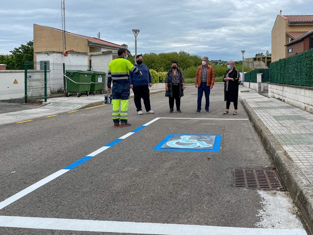 La alcaldesa de Polanco, Rosa Díaz Fernández, junto al edil de Obras, Avelino Rodríguez Muriedas, comprobando la realización de los trabajos