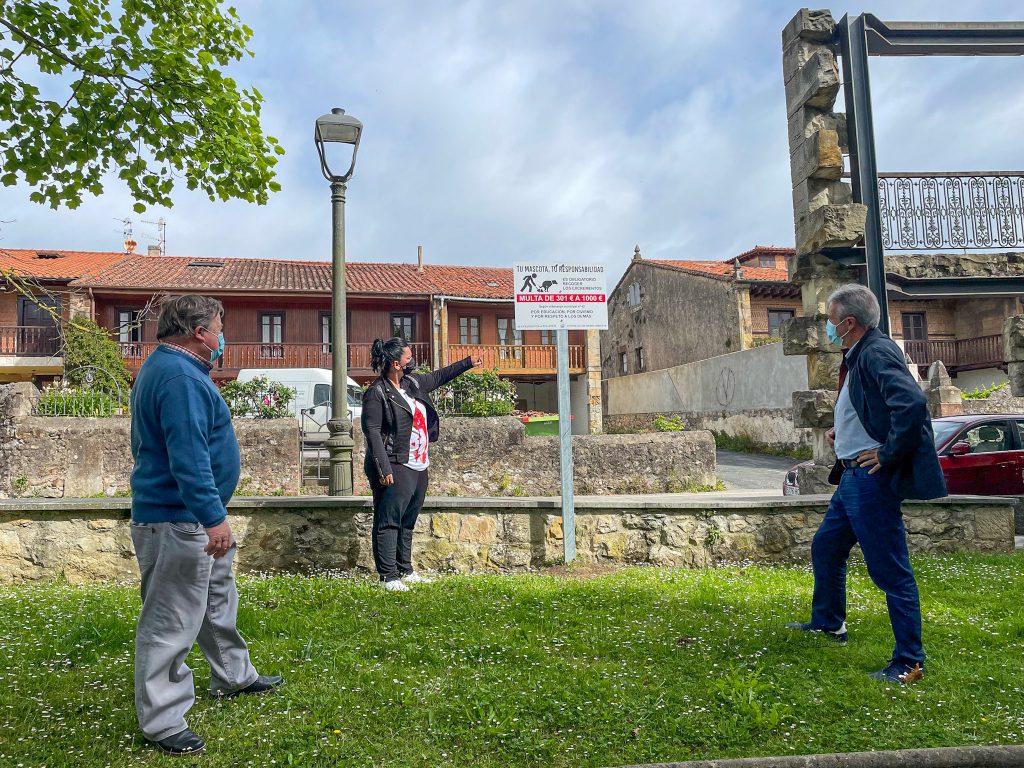 La concejal de Medio Ambiente, Isabel Herrera, muestra a los ediles de Barrios y Obras los nuevos carteles colocados en los jardines