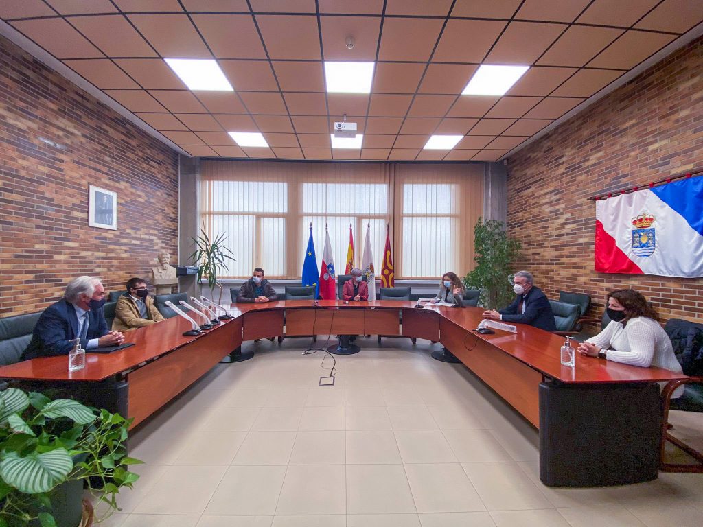 La delegada del Gobierno en Cantabria, Ainoa Quiñones, y el jefe de la Demarcación de Carreteras del Estado en la Comunidad Autónoma, Fernando Hernández Alastuey, se han reunido hoy con la alcaldesa de Polanco, Rosa Díaz, para abordar esta propuesta de actuación