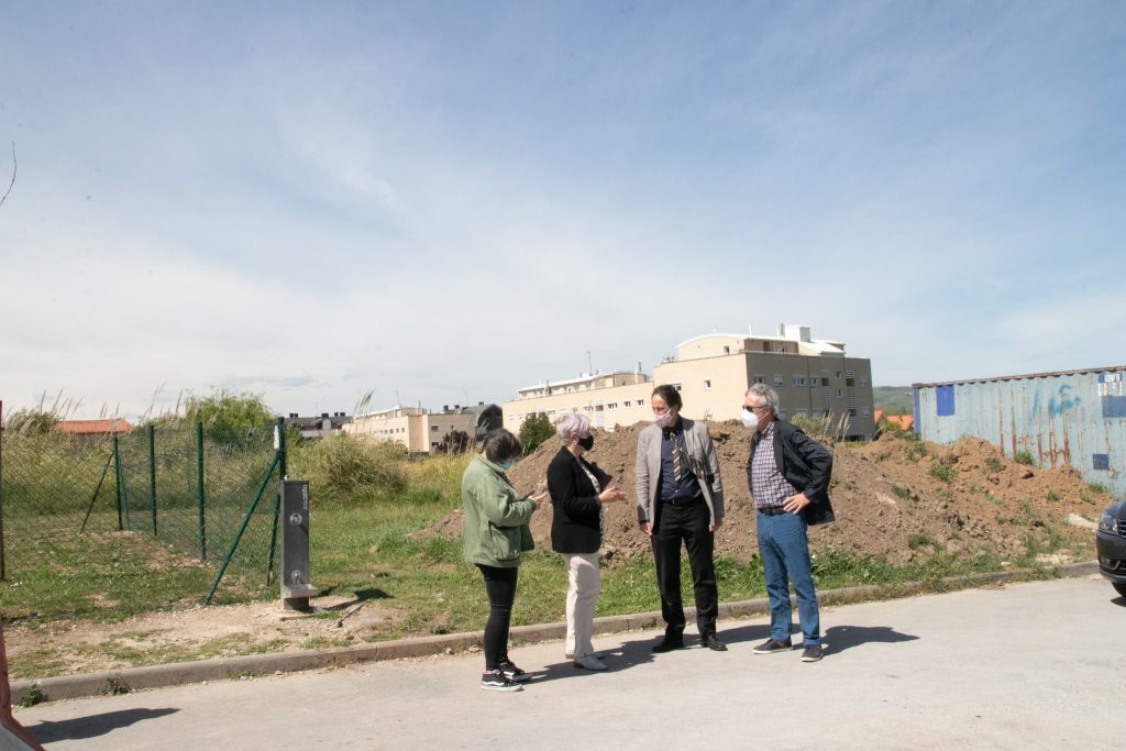 El consejero de Obras Públicas, José Luis Gochicoa, junto a la alcaldesa y concejales en en lugar donde se iniciará el nuevo vial en Requejada