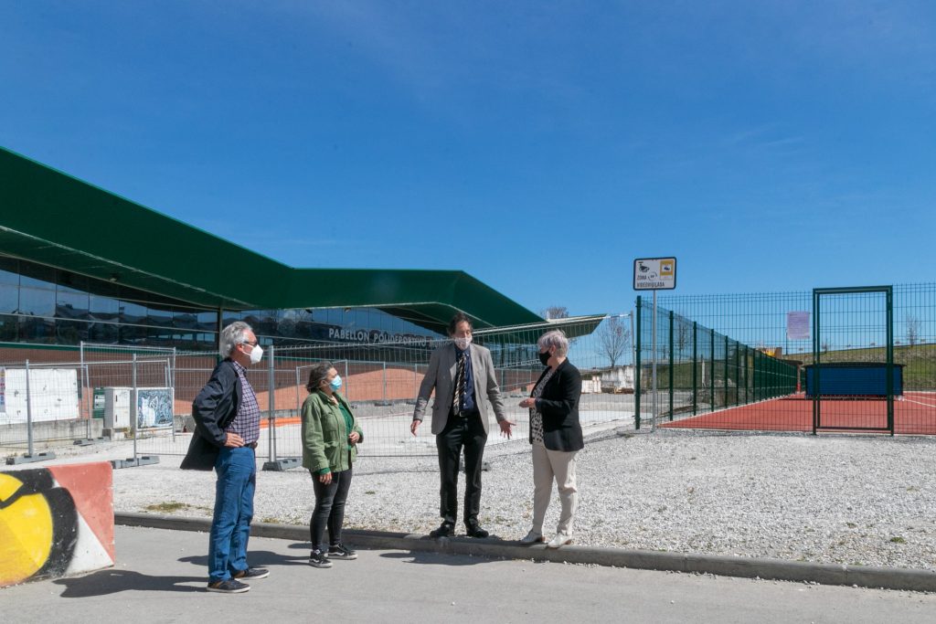 El consejero de Obras Públicas, José Luis Gochicoa, junto a la alcaldesa y concejales en en lugar donde se iniciará el nuevo vial en Requejada