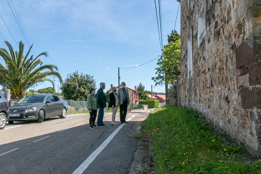 La alcaldesa visita con el consejero de Obras Públicas el lugar donde se construirán las aceras entre Polanco y Soña