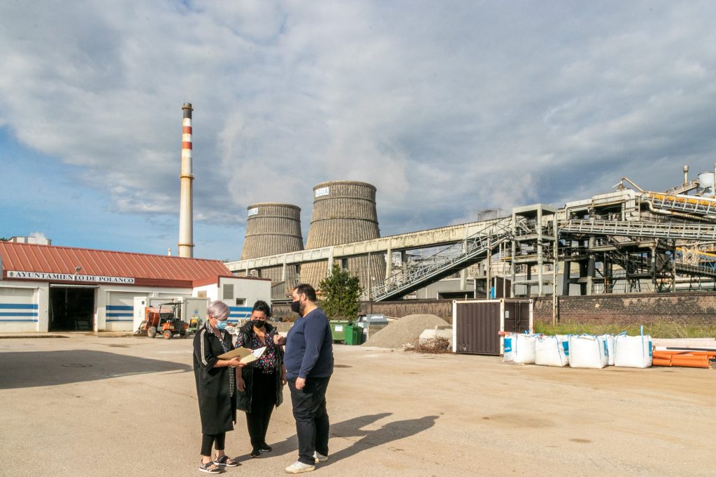 La alcaldesa de Polanco, Rosa Díaz Fernández, junto a los concejales Cristian Olmo e Isabel Herrera, frente a las torres de refrigeración de Solvay