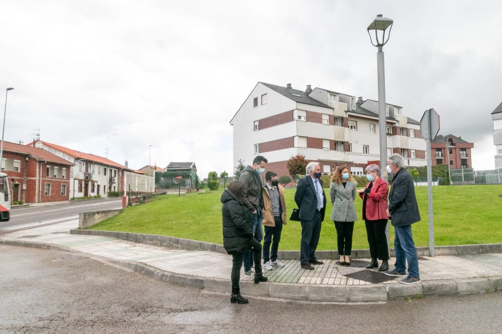 La delegada del Gobierno en Cantabria, Ainoa Quiñones, y el jefe de la Demarcación de Carreteras del Estado en la Comunidad Autónoma, Fernando Hernández Alastuey, se han reunido hoy con la alcaldesa de Polanco, Rosa Díaz, para abordar esta propuesta de actuación