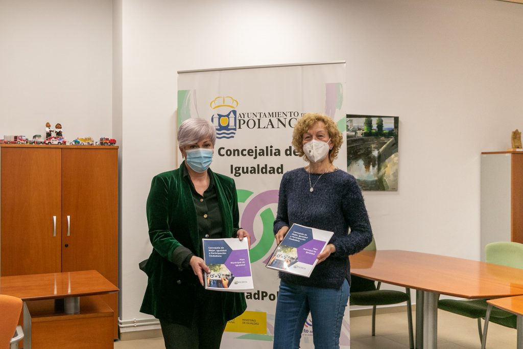 La alcaldesa entregando el documento del Plan a la representante de la única asociación de mujeres del municipio