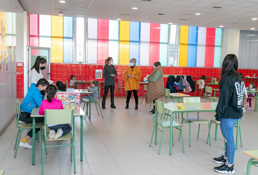 La alcaldesa de Polanco, Rosa Díaz Fernández, y la concejal de Juventud, Alicia Martínez Bustillo, visitando el campamento urbano del pasado año