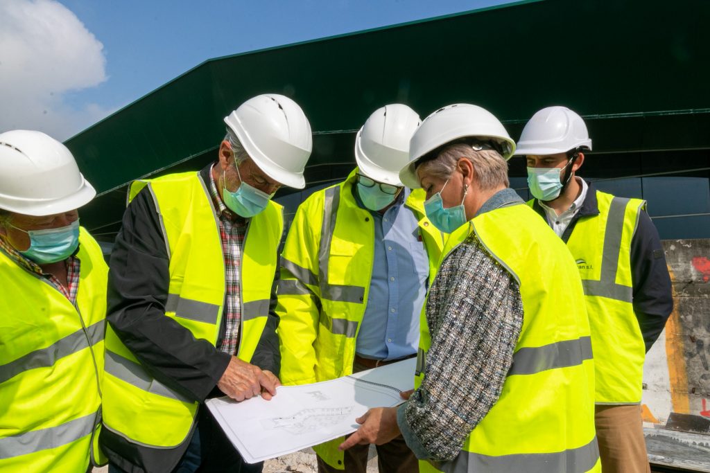 Alcaldesa, concejales y técnicos de la empresa en la visita realizada a las obras de ampliación de la zona deportiva y de ocio de Requejada