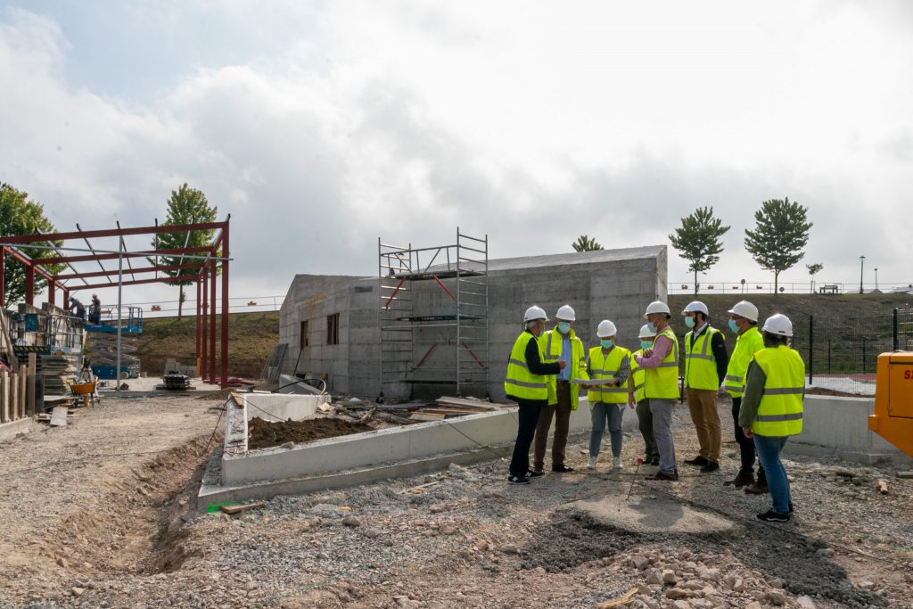 Alcaldesa, concejales y técnicos de la empresa en la visita realizada a las obras de ampliación de la zona deportiva y de ocio de Requejada