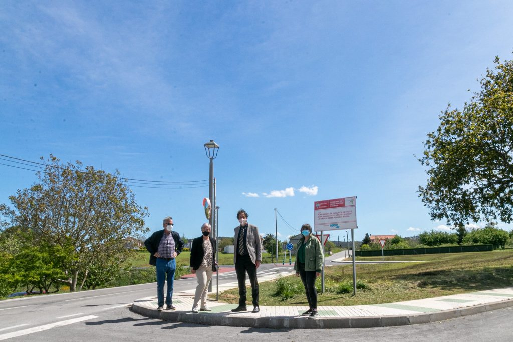 La alcaldesa y el consejero de Obras Públicas, José Luis Gochicoa, durante una reciente visita al tramo donde se construirán las aceras entre Soña y Polanco