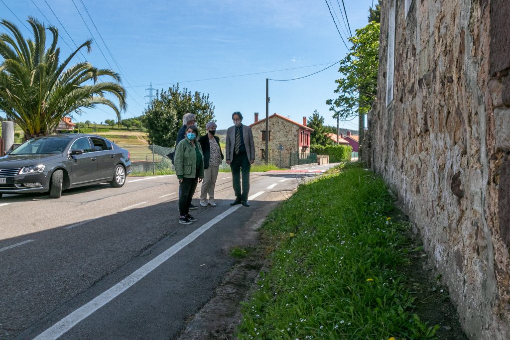 La alcaldesa y el consejero de Obras Públicas, José Luis Gochicoa, durante una reciente visita al tramo donde se construirán las aceras entre Soña y Polanco