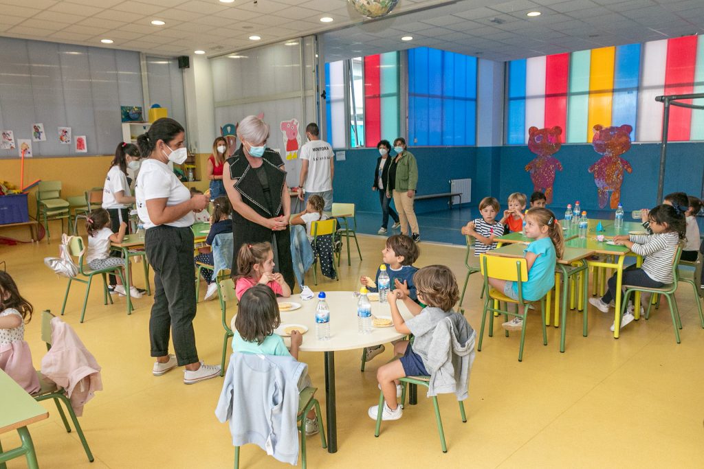 La alcaldesa de Polanco, Rosa Díaz Fernández, y la concejal de Juventud y Educación, Alicia Martínez Bustillo, visitando el campamento urbano