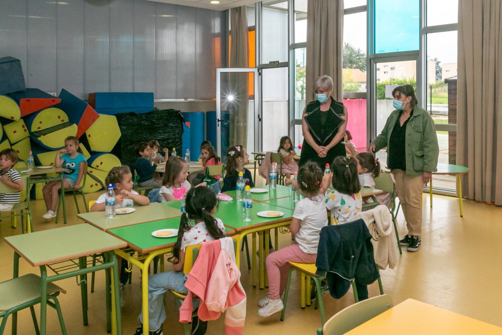 La alcaldesa de Polanco, Rosa Díaz Fernández, y la concejal de Juventud y Educación, Alicia Martínez Bustillo, visitando el campamento urbano