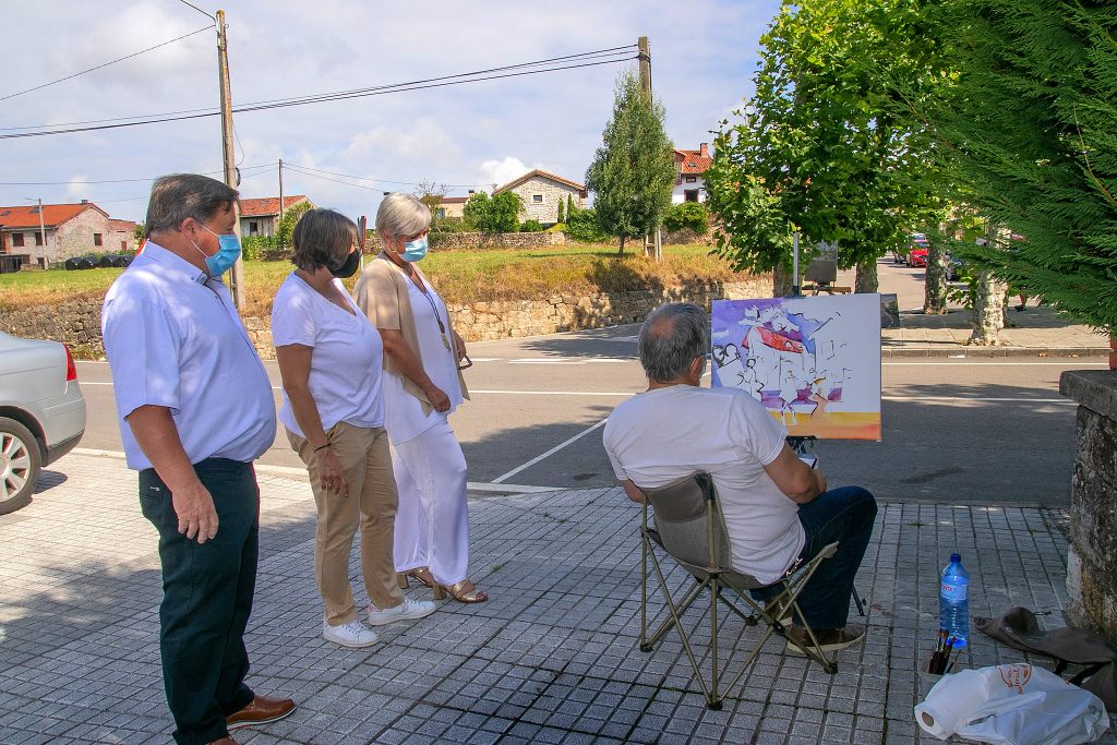 La alcaldesa, Rosa Díaz Fernández, y la concejal de Cultura, Alicia Martínez Bustillo, asisten al desarrollo del concurso de pintura al aire libre del pasado año