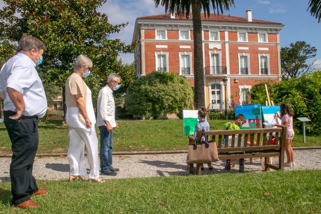 La alcaldesa, Rosa Díaz Fernández, y la concejal de Cultura, Alicia Martínez Bustillo, asisten al desarrollo del concurso de pintura al aire libre del pasado año