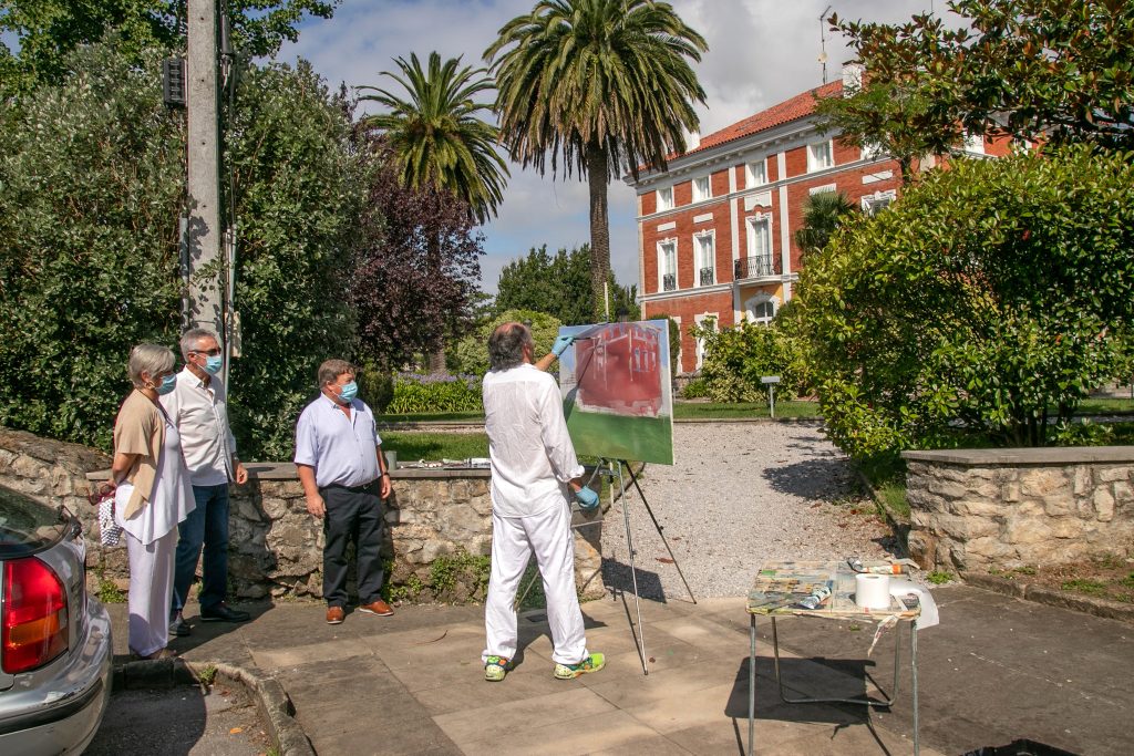 La alcaldesa, Rosa Díaz Fernández, y la concejal de Cultura, Alicia Martínez Bustillo, asisten al desarrollo del concurso de pintura al aire libre del pasado año