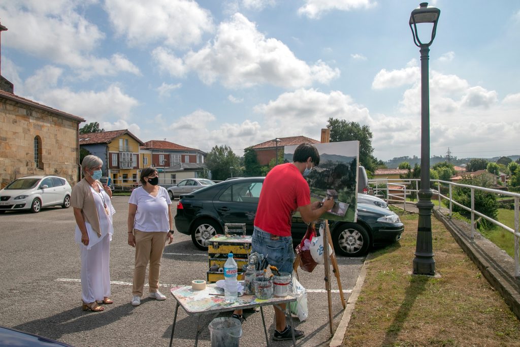 La alcaldesa, Rosa Díaz Fernández, y la concejal de Cultura, Alicia Martínez Bustillo, asisten al desarrollo del concurso de pintura al aire libre del pasado año