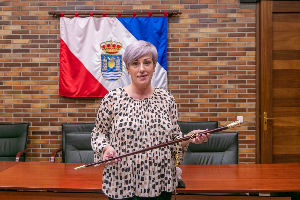 La alcaldesa de Polanco, Rosa Díaz Fernández, en el salón de plenos con el bastón de regidor