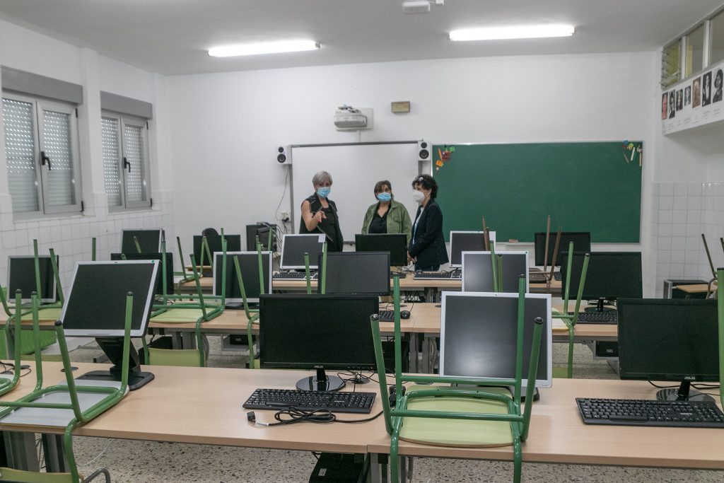 La alcaldesa de Polanco, Rosa Díaz Fernández, y la concejal de Educación, Alicia Martínez Bustillo, visitan las nuevas instalaciones junto a la directora del centro, Teresa Revuelta