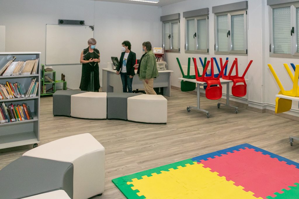 La alcaldesa de Polanco, Rosa Díaz Fernández, y la concejal de Educación, Alicia Martínez Bustillo, visitan las nuevas instalaciones junto a la directora del centro, Teresa Revuelta