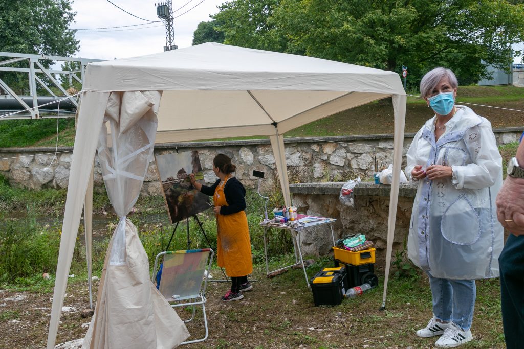 La alcaldesa, Rosa Díaz Fernández, y la concejal de Cultura, Alicia Martínez Bustillo, asisten al desarrollo del concurso de pintura al aire libre