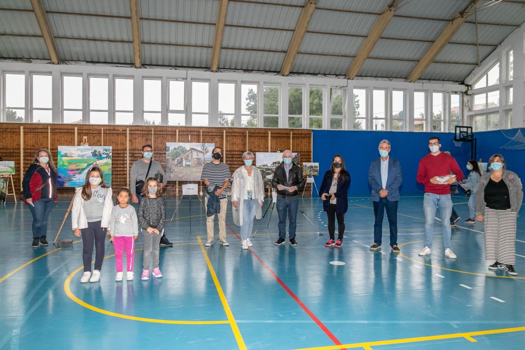 Autoridades, jurado y ganadores del concurso de pintura al aire libre con las tres primeras obras