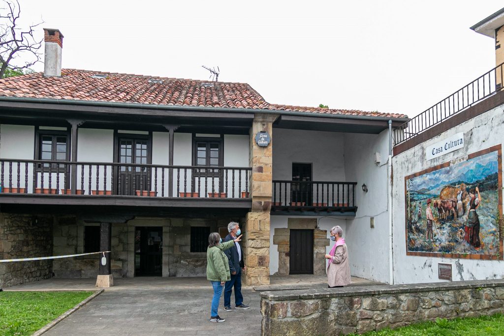 La alcaldesa, junto a los concejales de Cultura y Obras, Alicia Martínez y Avelino Rodríguez, frente a la Casa de Cultura