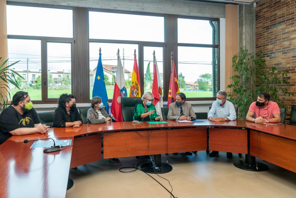 Alcaldesa y consejero con miembros del equipo de gobierno