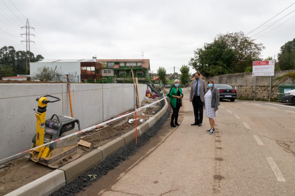 Alcaldesa y consejero en su visita a las obras de las aceras