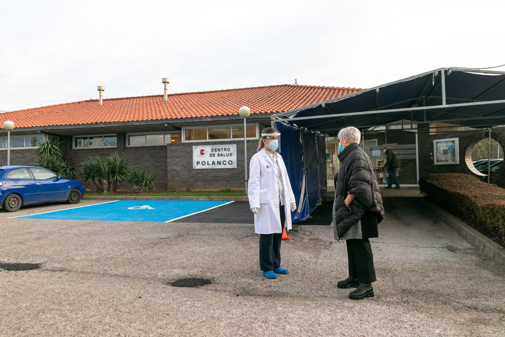 La alcaldesa de Polanco y concejales en una reciente visita al centro de salud para entrevistarse con su coordinadora