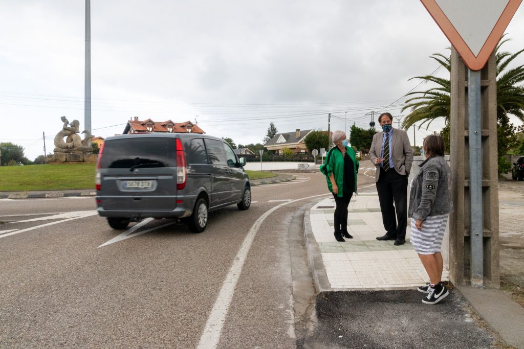 La alcaldesa y el consejero Gochicoa visitan la rotonda de Mar donde se reubicarán algunas señales de tráfico para mejorar la seguridad vial