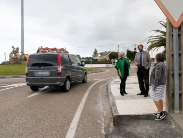 La alcaldesa y el consejero Gochicoa visitan la rotonda de Mar donde se reubicarán algunas señales de tráfico para mejorar la seguridad vial
