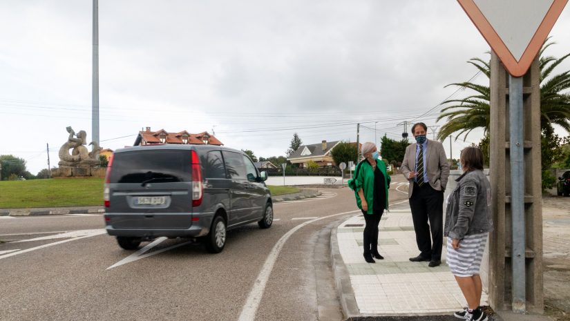 La alcaldesa y el consejero Gochicoa visitan la rotonda de Mar donde se reubicarán algunas señales de tráfico para mejorar la seguridad vial