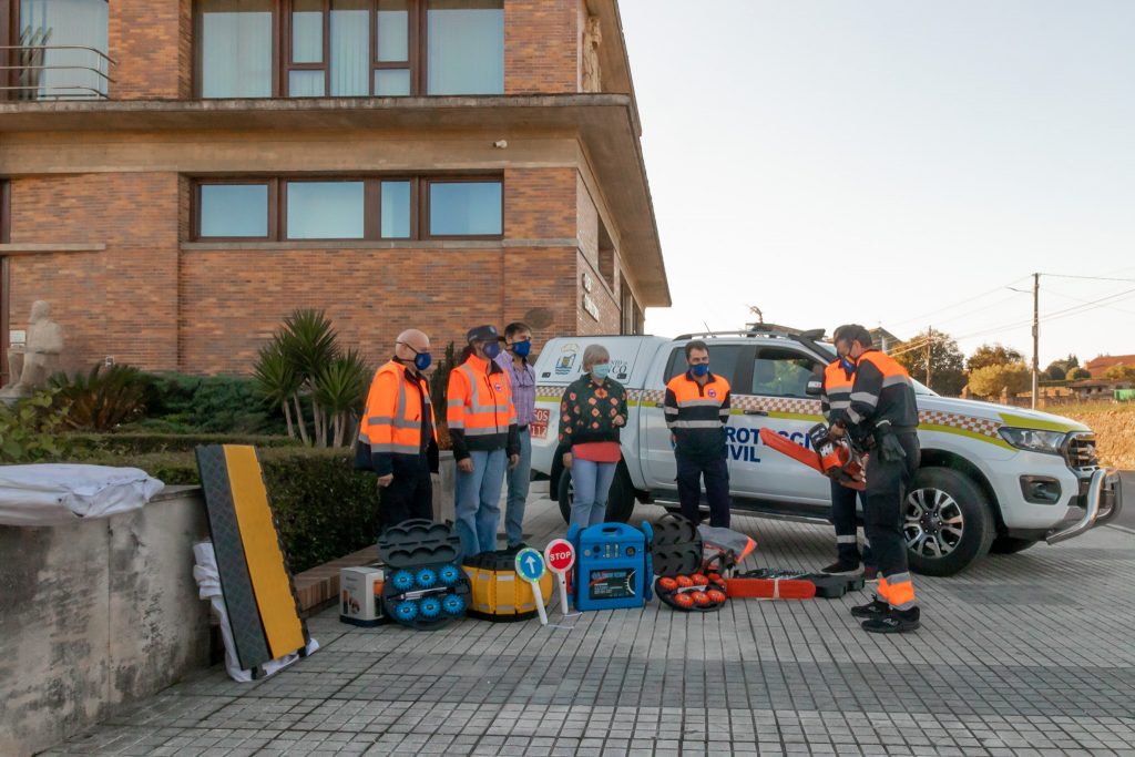 La alcaldesa de Polanco, el concejal de Protección Civil y varios voluntarios muestran el nuevo vehículo 'pick up' y el material incorporado a la agrupación