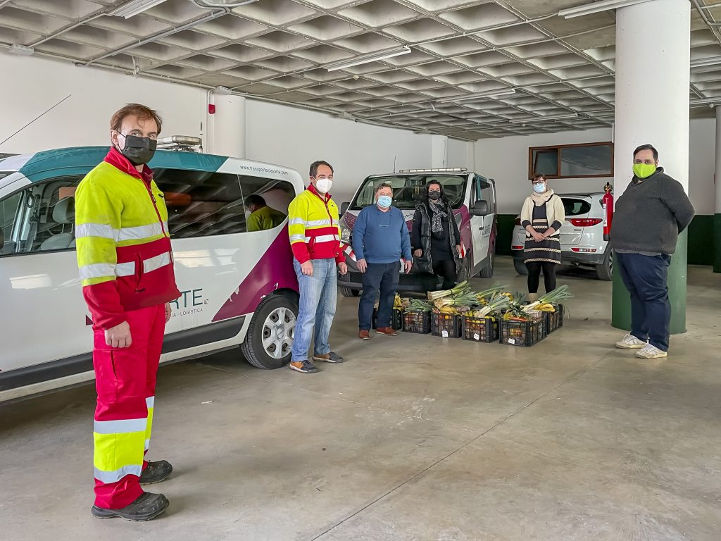 La concejal de Servicios Sociales, Isabel Herrera Landeras, recibe una donación de alimentos por parte de representantes de la empresa Lasarte